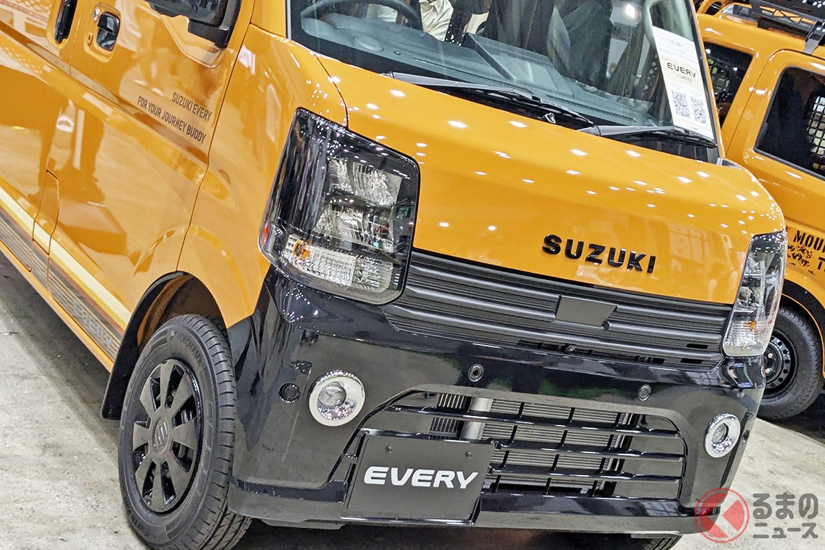 スズキ「新型“軽”バン」初公開! 大型グリル×精悍「黒マスク」新採用! 快適度もアップの新型「エブリイ」大幅改良モデル アウトドアイベントでお ...