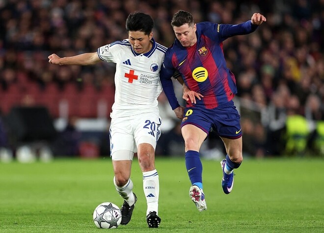 鈴木はレバンドフスキ（右）とのマッチアップで何度も勝利した。(C)Getty Images