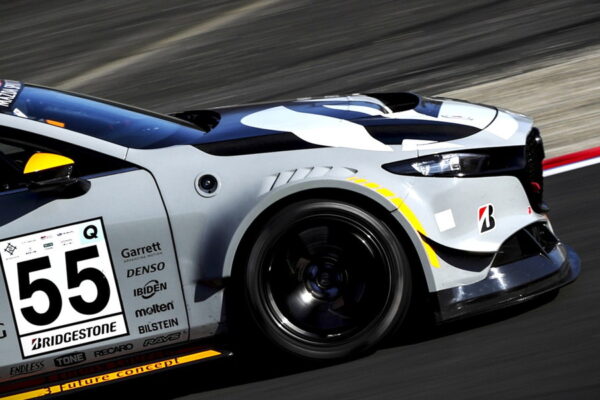 独自のCO2回収装置を搭載した「マツダ3」のレース車両（画像：マツダ）