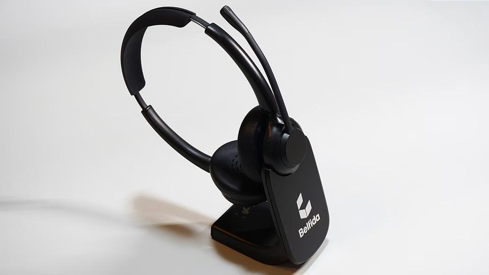 AIを活用したノイズキャンセリング技術を搭載したヘッドセット