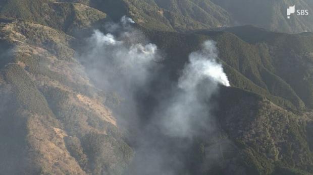 静岡・藤枝市の山林火災が延焼中 発生2日目もヘリによる消火活動続く