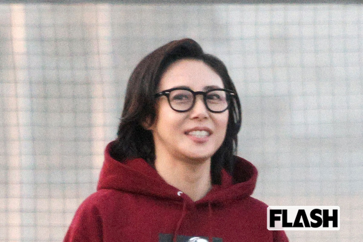  ロケから帰宅する松嶋菜々子（写真・吉田 豊） 