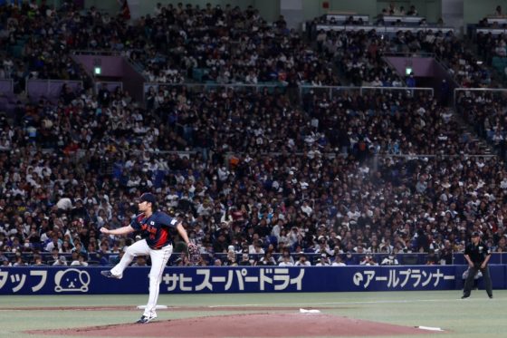 マイケル・クレア記者が日本のお菓子を絶賛した【写真：加治屋友輝】