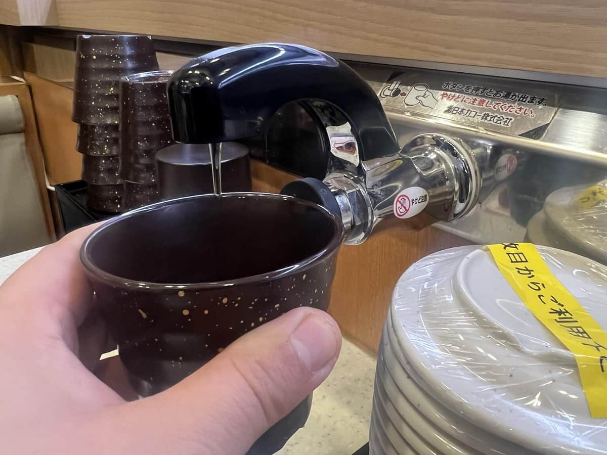 「コップにいつも油が浮いている」Xに投稿されたはま寿司の写真が波紋