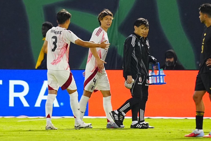 板倉滉が後半途中で負傷交代に【写真：荒川祐史】