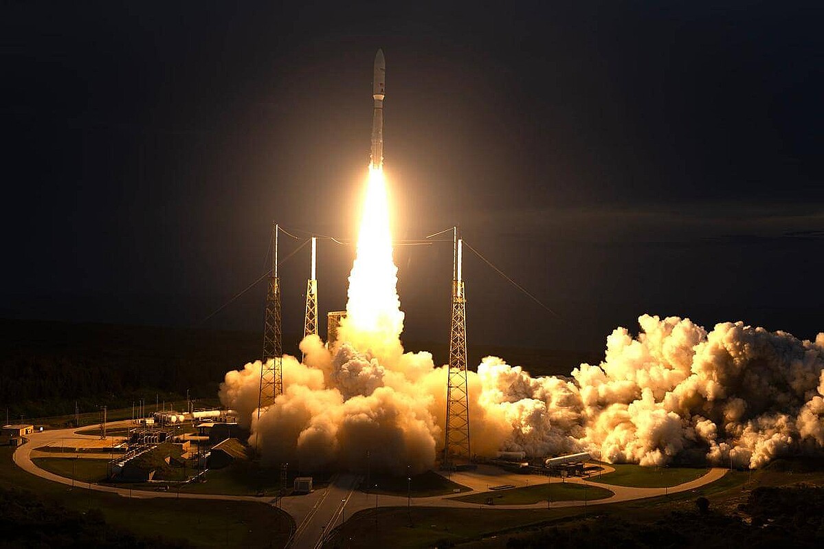 �����ץ��ʥ٥�뱧�跳���Ϥ����Ǥ��夲��줿Atlas V�����åȡ�Credit: ULA��