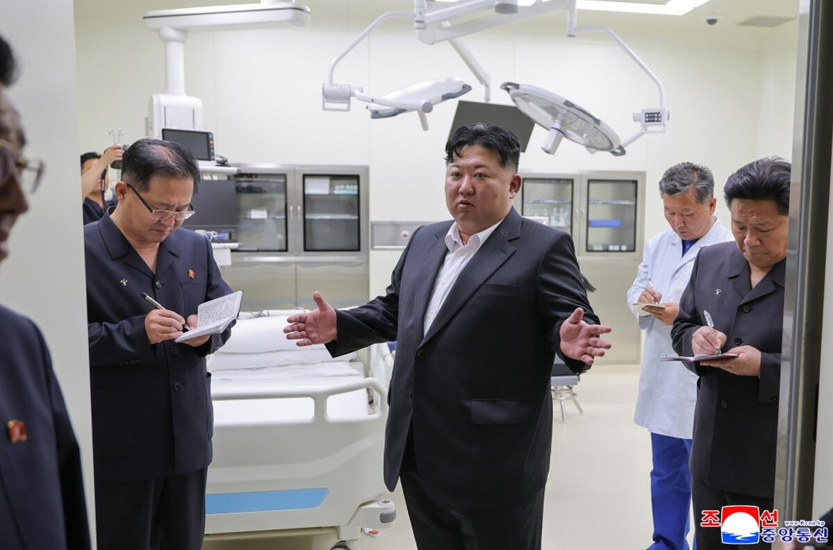 金正恩氏が元山葛麻海岸観光地区に新設された応急診療所を視察(2026年6月26日付朝鮮中央通信)