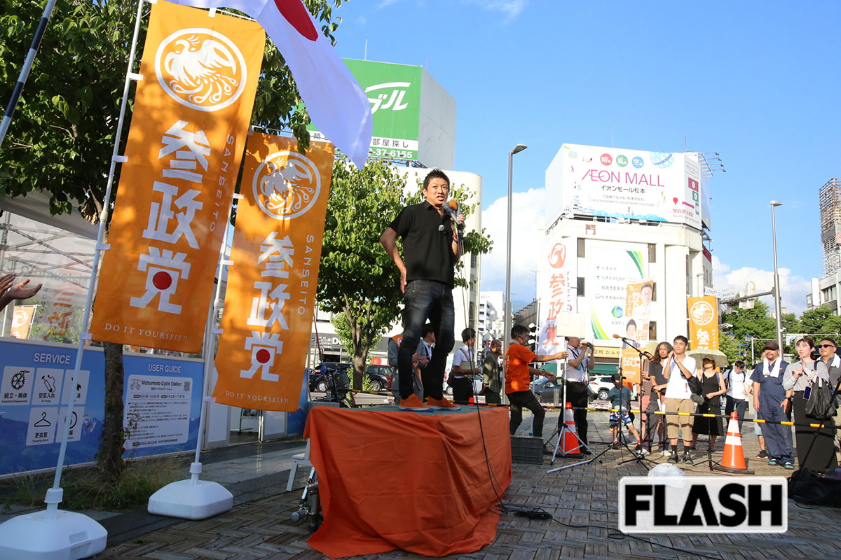  6月27日、松本市で演説する参政党の神谷宗幣代表（写真・金谷千治） 
