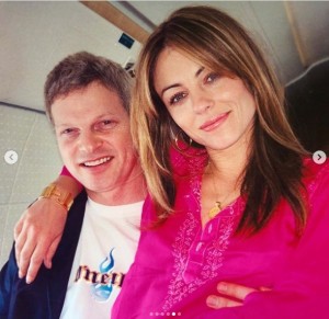 スティーブ・ビング氏との思い出の写真を公開したエリザベス・ハーレイ(画像は『Elizabeth Hurley 2020年6月23日付Instagram「I am saddened beyond belief that my ex Steve is no longer with us.」』のスクリーンショット)
