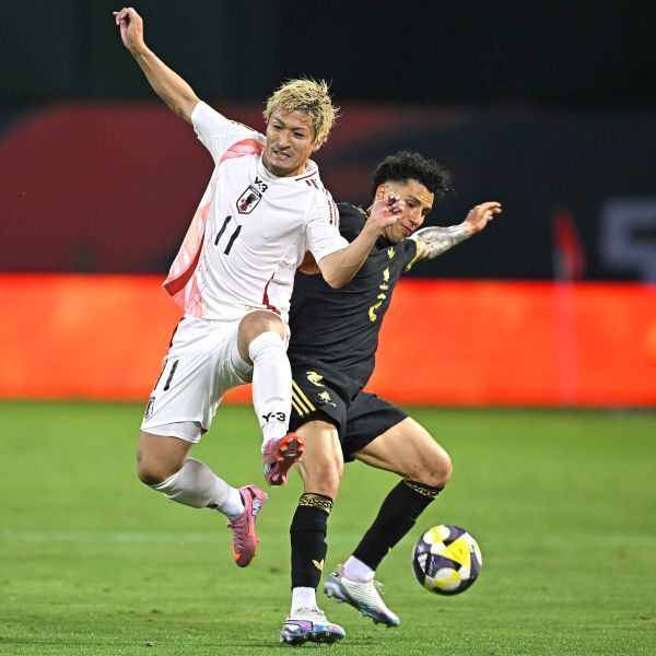 前田（左）と激しく競り合うＪ・サンチェス（右）。自慢の堅守を誇示した。写真：金子拓弥 (サッカーダイジェスト写真部／本誌特派)