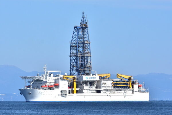 地球深部探査船「ちきゅう」。船体中央にそびえたつ巨大な「デリック（掘削やぐら）」が外観上の特徴（画像：PIXTA）