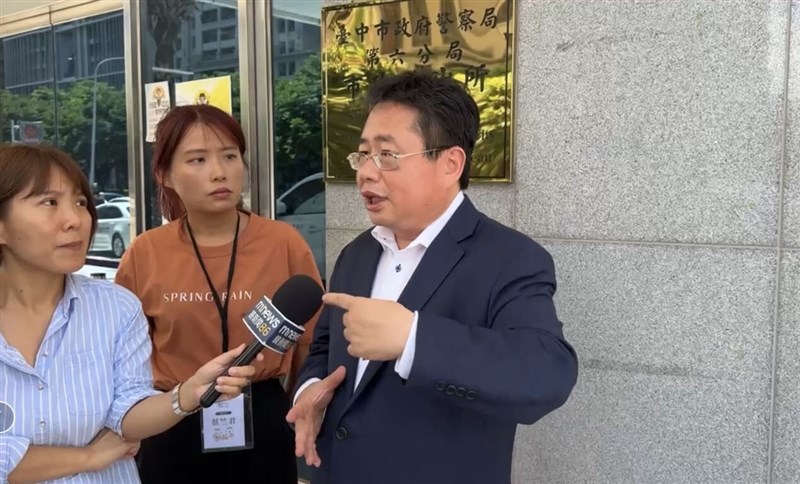 報道陣の取材に応じる矢板明夫さん(右)=春雨文教基金会提供