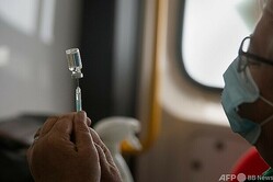 南アフリカ・ケープタウンで、新型コロナウイルスワクチンの接種準備をする医療従事者（2021年12月8日撮影）。(c)RODGER BOSCH / AFP