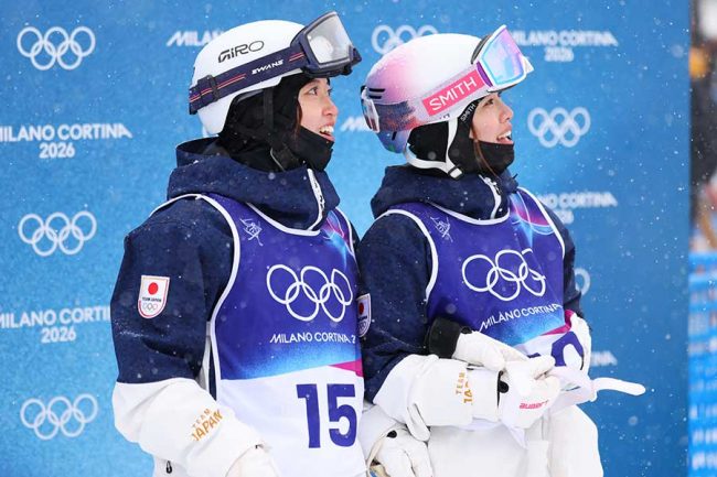 フリースタイルスキー女子デュアルモーグルに出場した藤木日菜（左）と中尾春香【写真：森田直樹/アフロ】