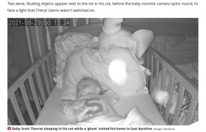 ベビーモニターには2つの白い物体が…(画像は『Daily Record 2021年9月2日付「‘Ghost’ visits Scots tot as spooked parents spot objects on monitor that ‘spins by itself’」(Image: Handout)』のスクリーンショット)