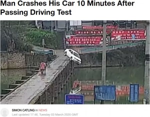 まさに川に落ちる瞬間(画像は『LADbible 2020年3月3日付「Man Crashes His Car 10 Minutes After Passing Driving Test」(Credit: AsiaWire)』のスクリーンショット)