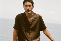 ジョルジオ アルマーニ×Kith“パッチワーク風”ガウン＆ラフィア編み込みバッグ、表参道店限定で