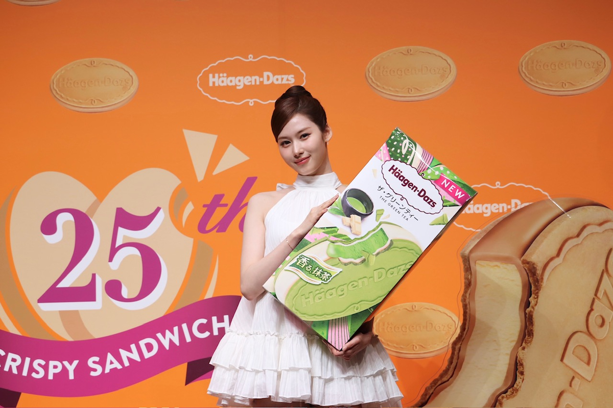 TWICE SANA�ʼ̿������蹭����