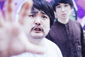 遅刻癖のある鈴木もぐらと水川かたまり（画像は『月刊芸人　2020年1月18日付Instagram「誌面には載せきれなかった空気階段のアザーカット」』のスクリーンショット）