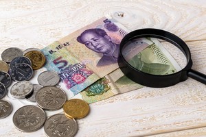日本で「偽札」を手にすることはまずないが、以前の中国ではかなりの確率で遭遇したものだ。個人商店などでは、つかまされた偽札を「見本」としてレジ脇に貼り付けている店もあったほどだ。(イメージ写真提供:123RF)
