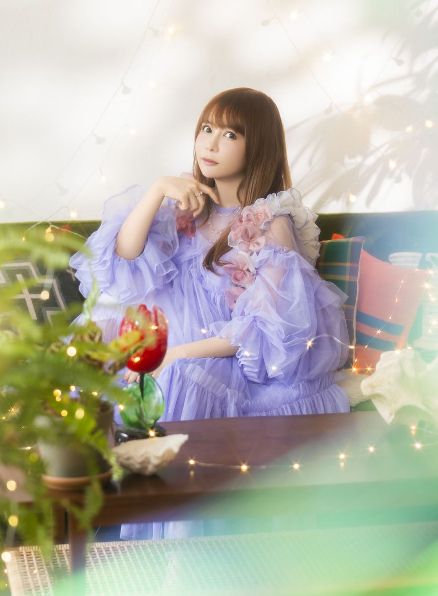 中川翔子、歌手デビュー20周年記念シングル「Twilight Magic」通常盤ジャケットは、TVアニメ『黒猫と魔女の教室』描きおろしイラストに!