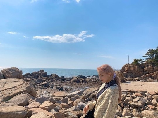 画像 Twice ジヒョ 美しい海を背景に爽やかな笑顔 ピンクヘアーを覚えておいて 2 4 ライブドアニュース