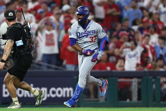 逆転3ランを放ったドジャースのテオスカー・ヘルナンデス【写真:ロイター】