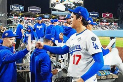 降板しベンチに下がるドジャース・大谷翔平【写真：荒川祐史】