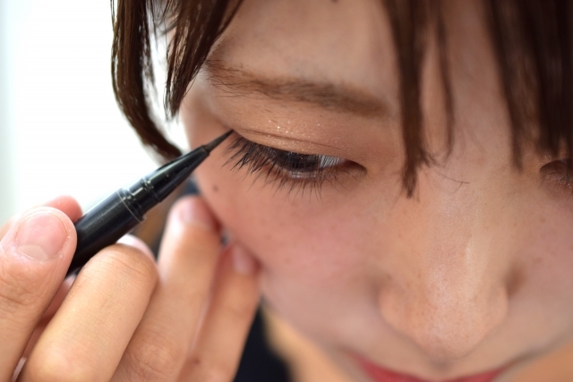 ミニスカで陰口、アイラインは目張り…「生まれる時代を間違えた」女性の嘆き