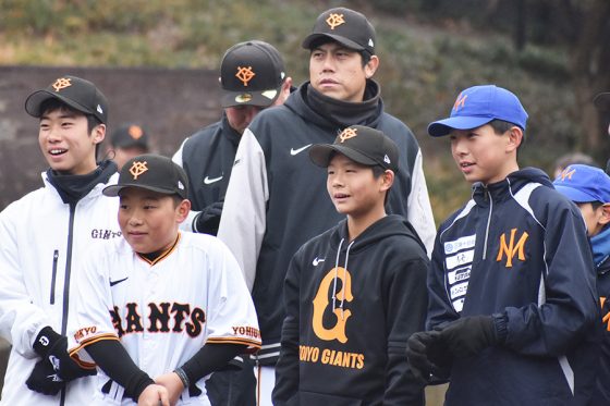巨人ジュニア・西村健太朗監督（中央）【写真：高橋幸司】