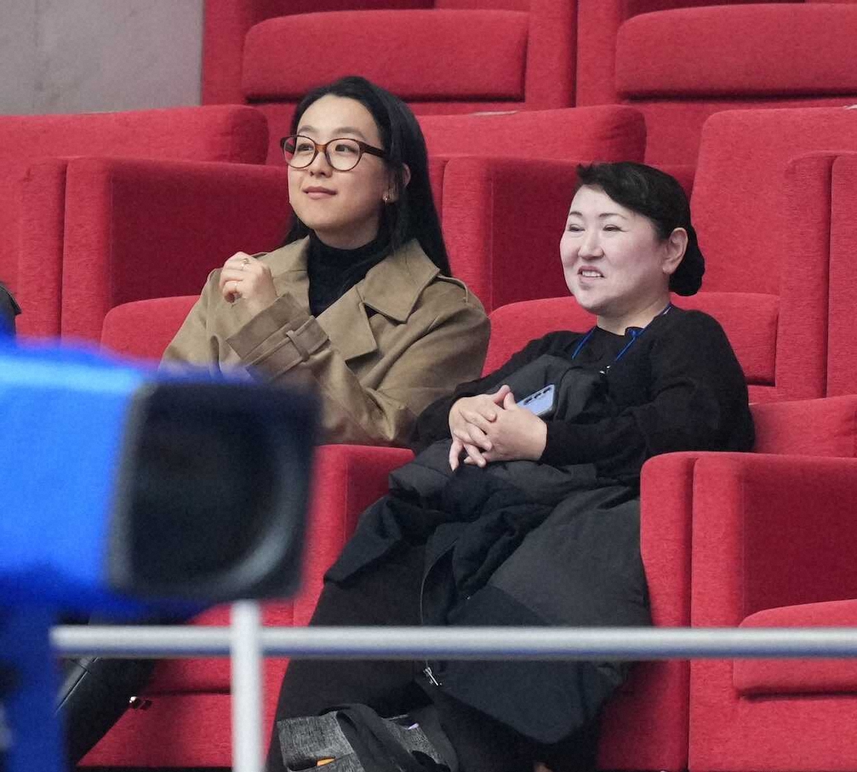 フィギュア全日本に伊藤みどりさんと浅田真央さん 会場から大歓声