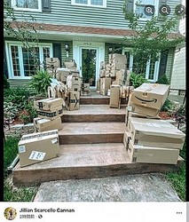 注文した覚えのない品が続々と届く（画像は『Jillian Scarcello Cannan　2021年6月19日付Facebook「Update on Package Gate 2021.」』のスクリーンショット）