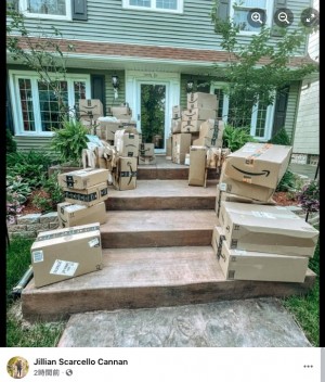 注文した覚えのない品が続々と届く（画像は『Jillian Scarcello Cannan　2021年6月19日付Facebook「Update on Package Gate 2021.」』のスクリーンショット）