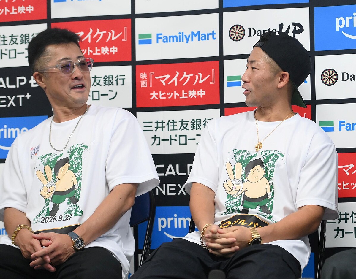 那須川天心戦を振り返った父の真吾トレーナー(左)と井上拓真(撮影・堀内翔)