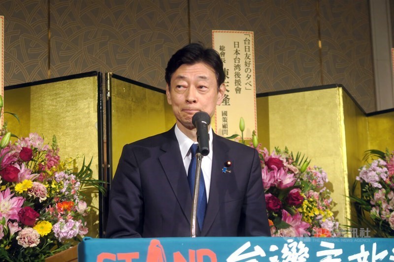 台湾の民間シンクタンクが兵庫県内で開いたパーティーであいさつする西村康稔元経産相＝4月13日