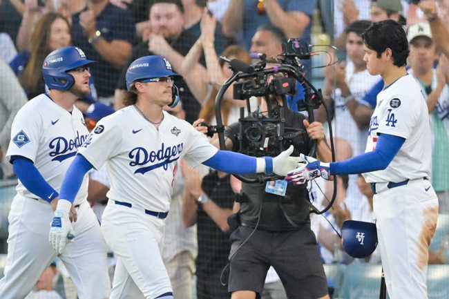 ドジャースのエンリケ・ヘルナンデス（左から2人目）【写真：ロイター】