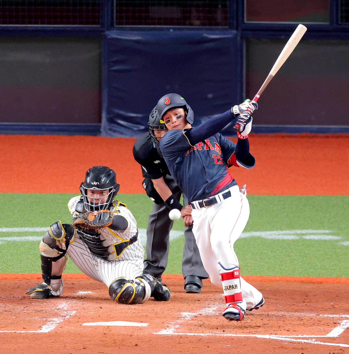 ７回２死二、三塁、中前適時打を放った代打・森下翔太　（カメラ・上村　尚平）　