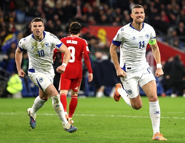 今冬からシャルケでプレーするジェコ(右)。ドイツ2部リーグ8試合で6得点をマークしている。(C)Getty Images