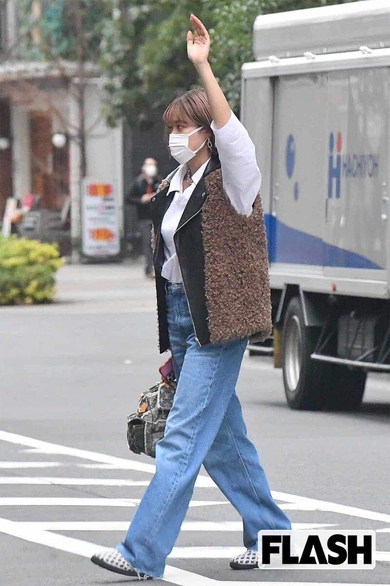  手を挙げて道路をわたる王林 