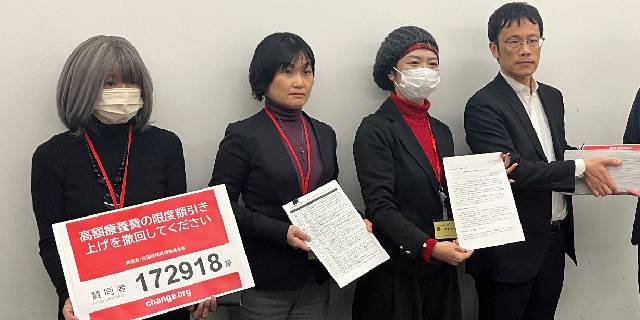 厚労省の担当者に署名を提出するがん患者の当事者ら（12月23日都内／弁護士JPニュース編集部）