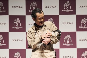 CMで共演したチワワと再会して嬉しそうな吉田鋼太郎