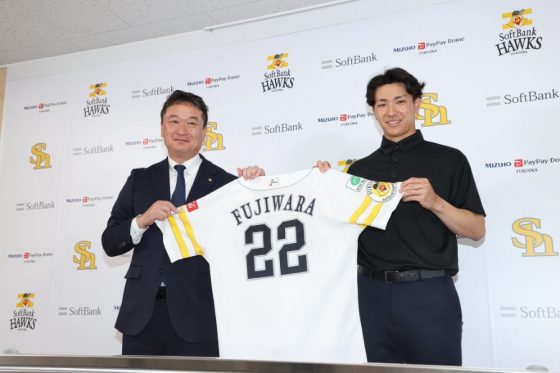 会見に臨んだソフトバンク・三笠杉彦GM(左)と藤原大翔【写真:栗木一考】