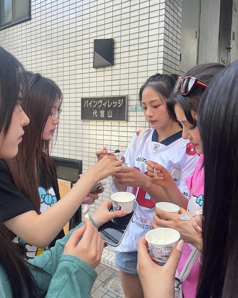 NewJeans、東京の街を満喫…牛かつ＆アイスクリームを食べるキュートな