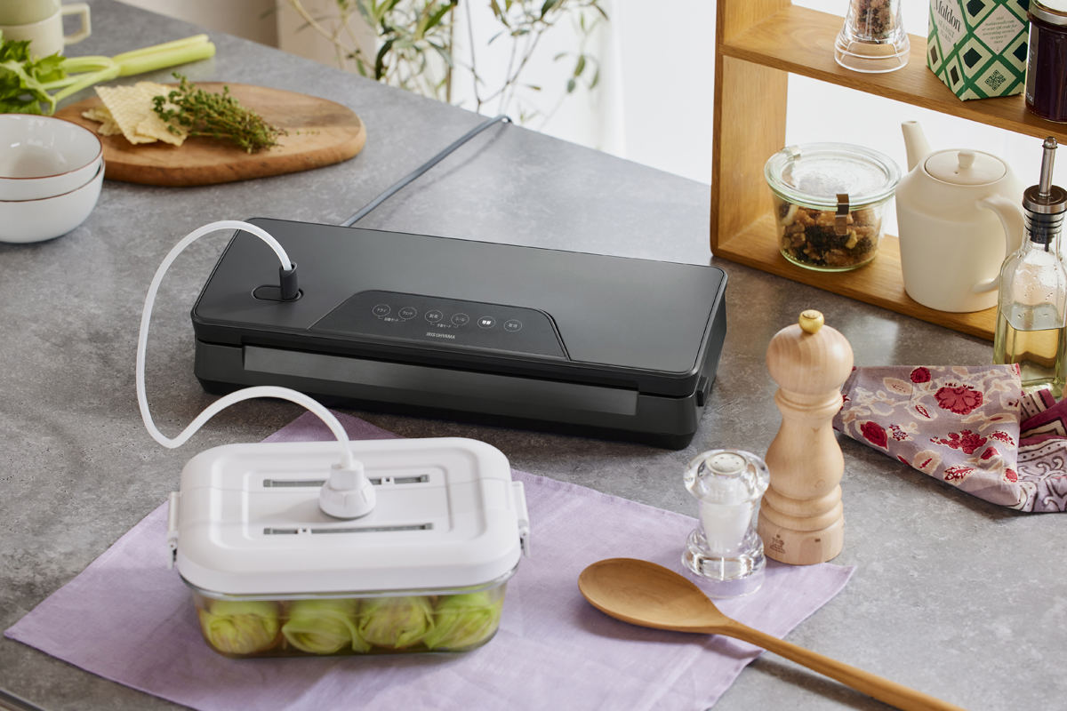 アイリスオーヤマ、鮮度長持ちさせる真空パック機 - 庫内スペースの