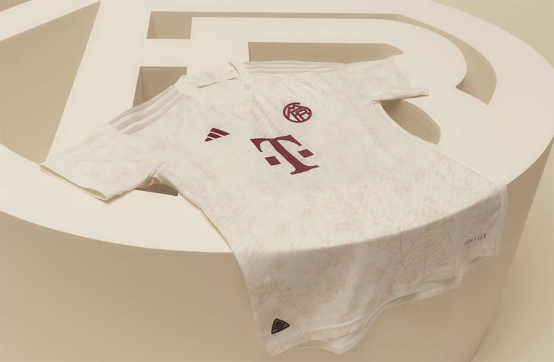 初代エンブレム復活！バイエルン、「CLモデル」の23-24新サードユニを