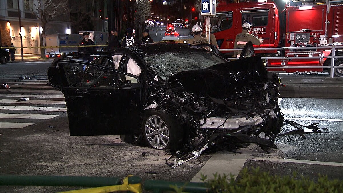 内閣府の公用車が赤信号を無視、車6台が絡む事故で1人死亡8人重軽傷