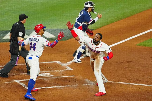 激走で一気に生還し、ハイタッチするゲレーロJr.(右)【写真:荒川祐史】