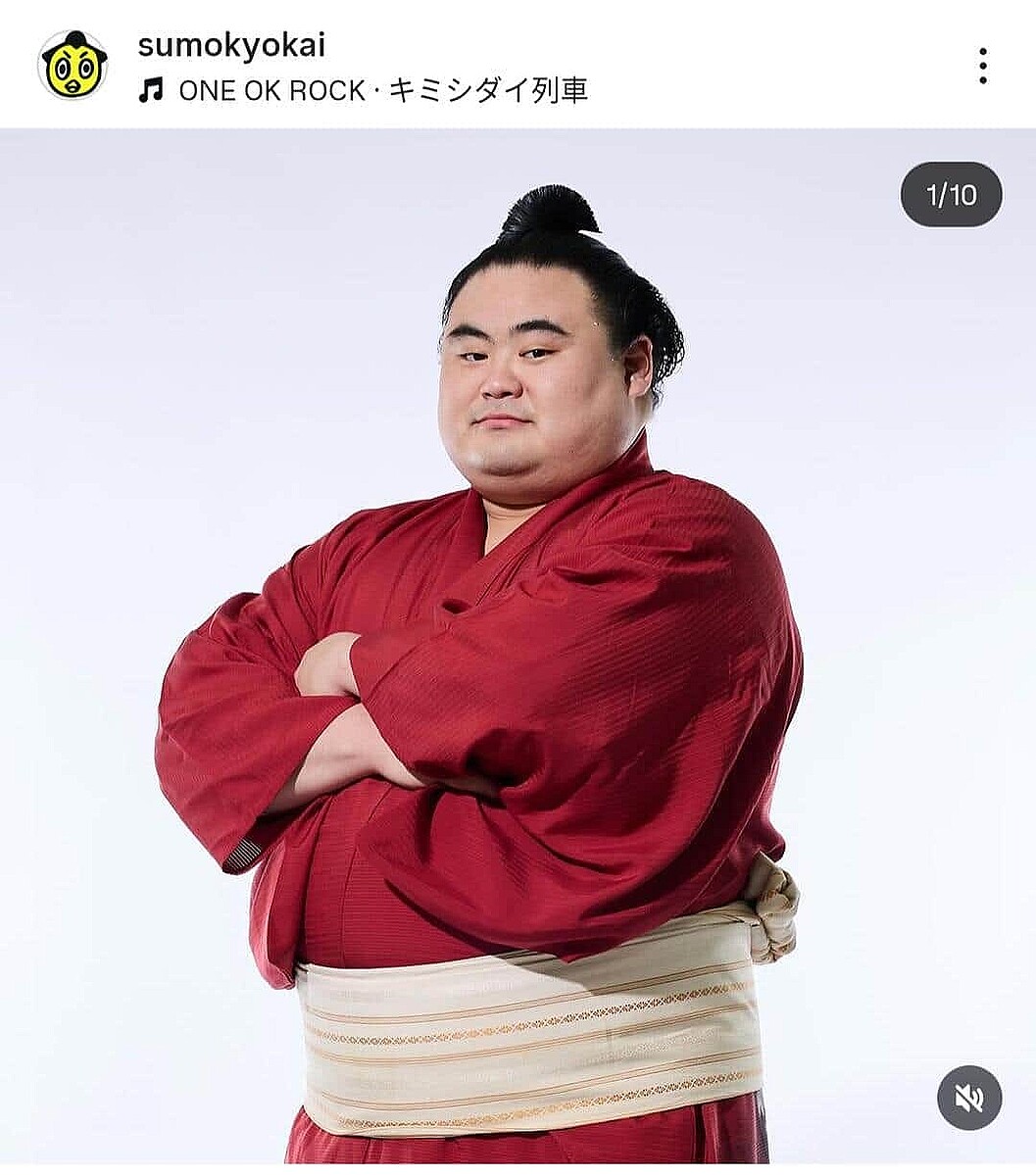 クロワッサンを頬張る隆の勝、パリのオフショットが話題