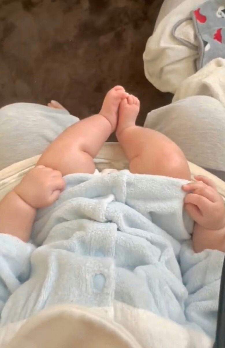 【ムチムチ注意報】「全世界に届けたい」!赤ちゃんが真剣に「あんよ」を戦わせる姿に20,000人が悶絶【ママリ】