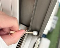 細かい箇所の掃除に大活躍 100円ショップで買える「すきま掃除用綿棒」